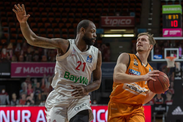 在篮球场上 在篮球场上